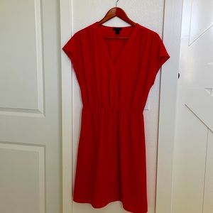 Cinched-waist v neck dress with pockets. Size medium.